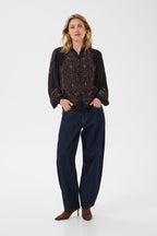 Cream Josia Bluse - Sort med Etnisk Trykk i Bruntoner
