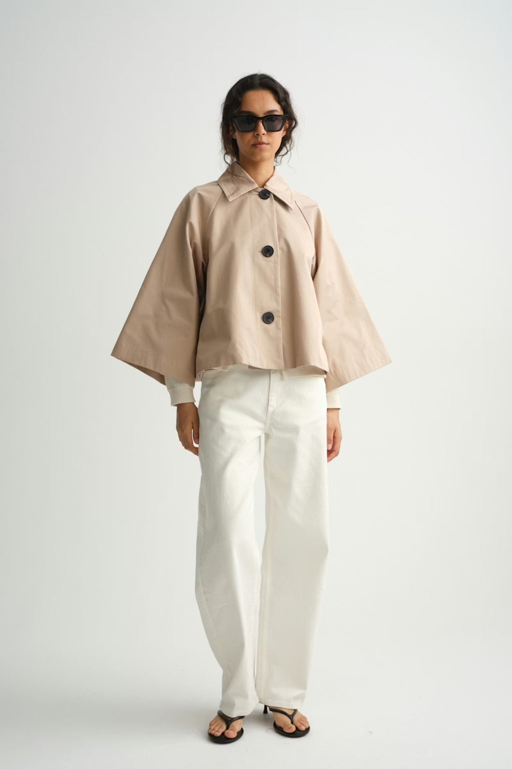 Hinonaiw Cape jacket 