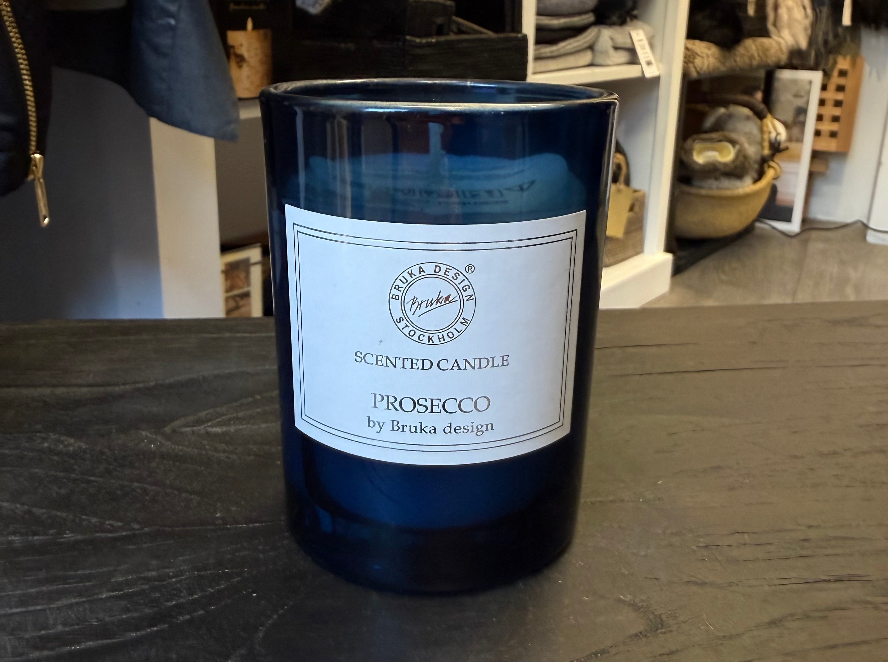 Duftlys BRUKA  Prosecco Blue 8x10,5 cm - 923369 Bruka Design