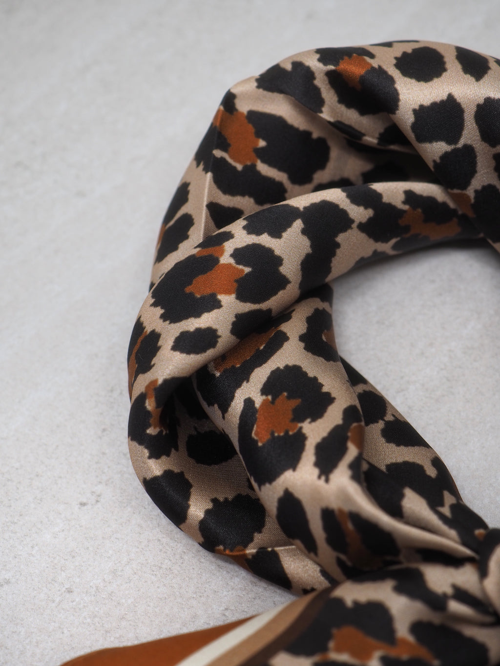 Silkeskjerf Medium leopardmønster