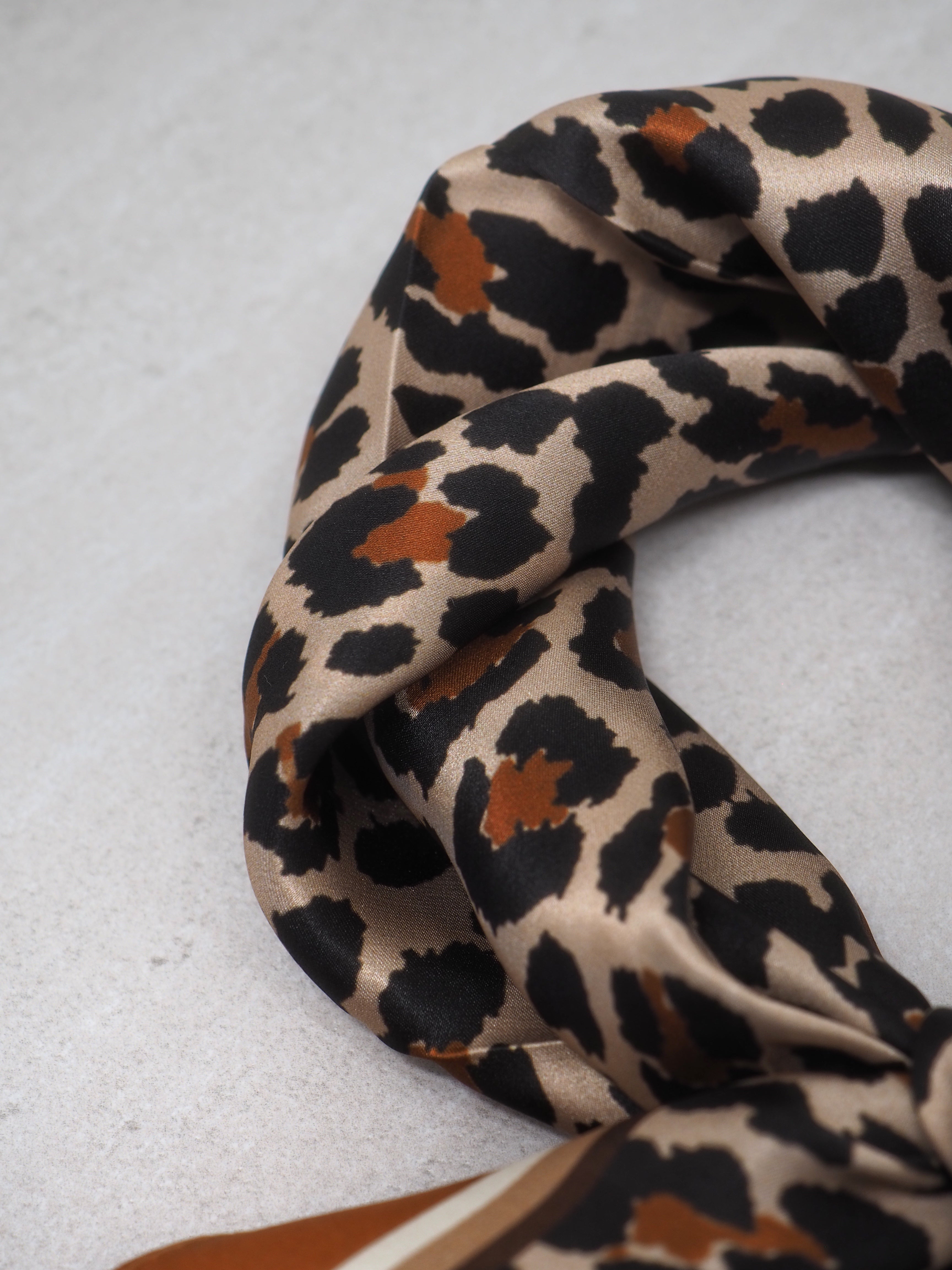 Silkeskjerf Medium leopardmønster
