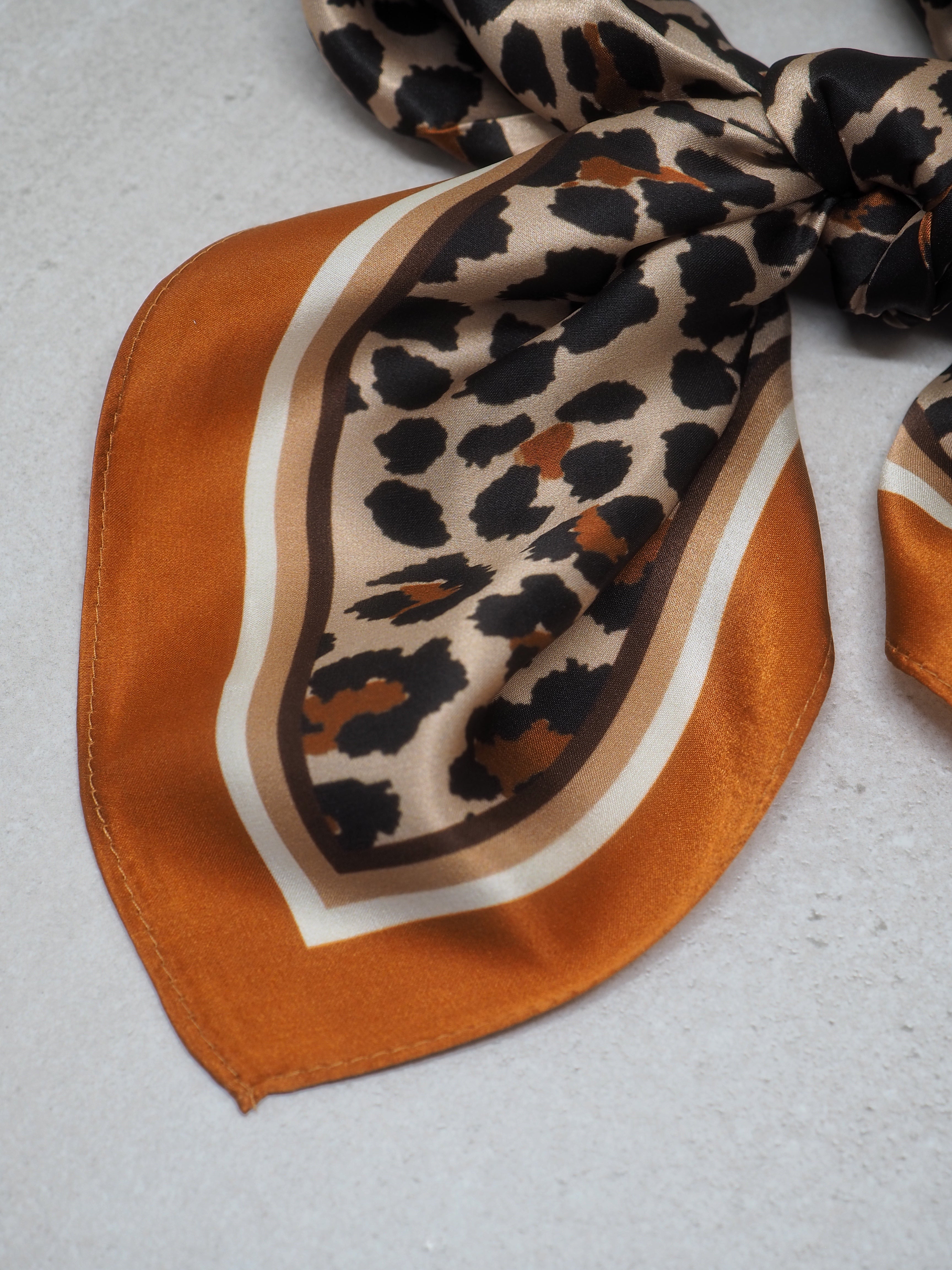 Silkeskjerf Medium leopardmønster