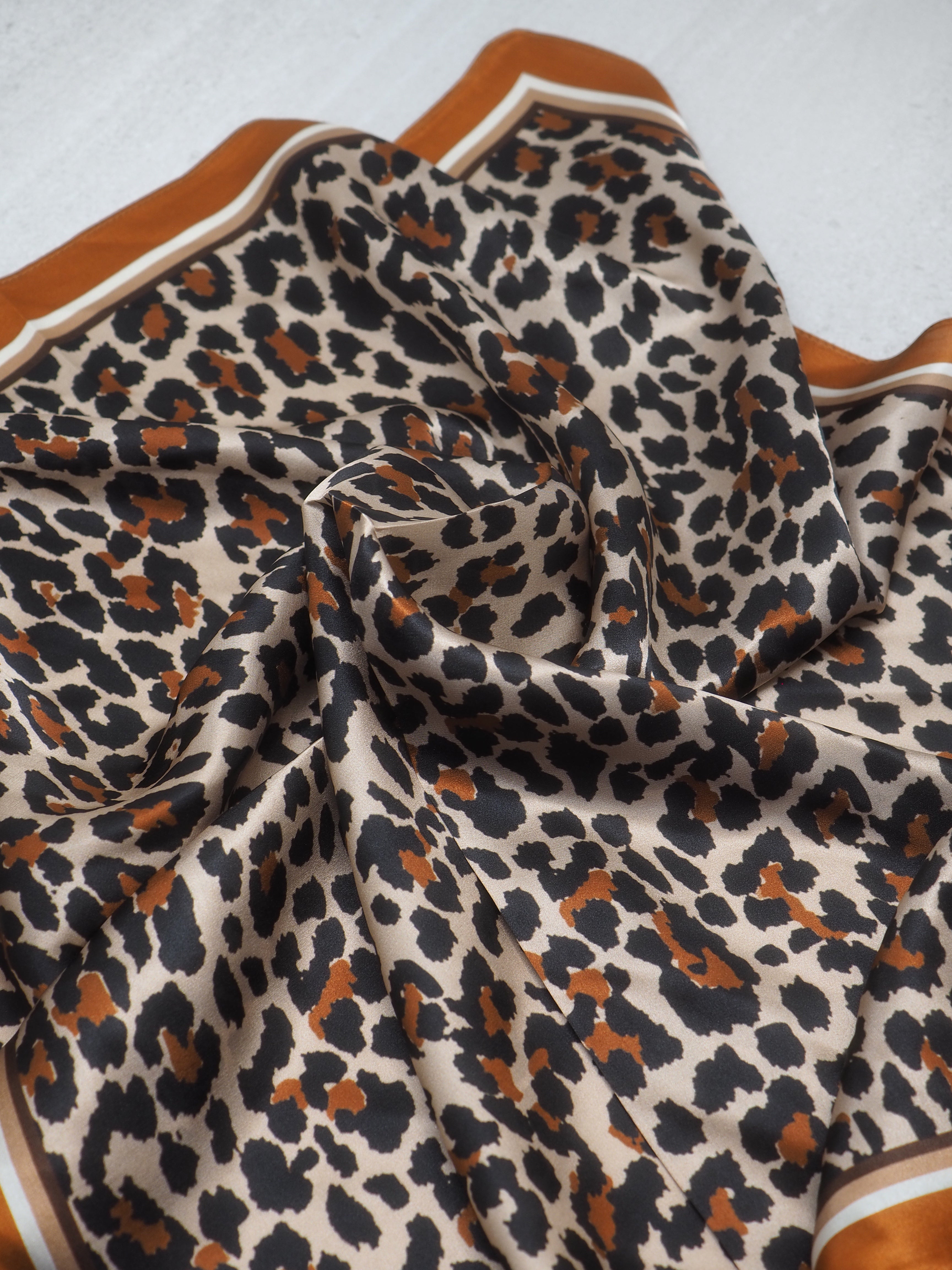 Silkeskjerf Medium leopardmønster