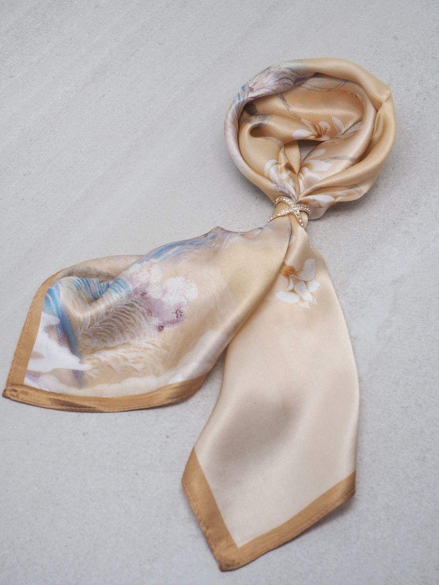 Scarf pin with rhinestone cross gold