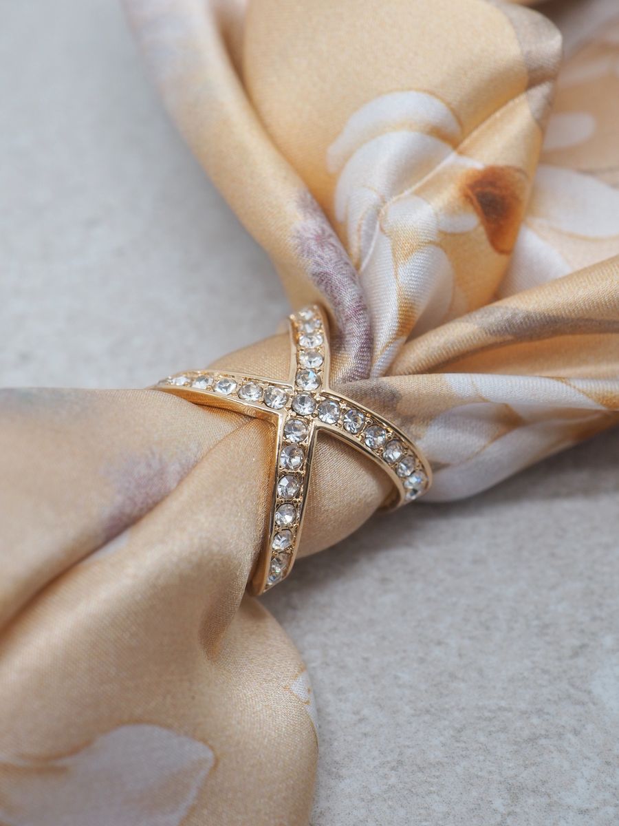 Scarf pin with rhinestone cross gold