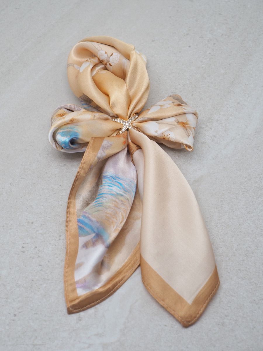 Scarf pin with rhinestone cross gold